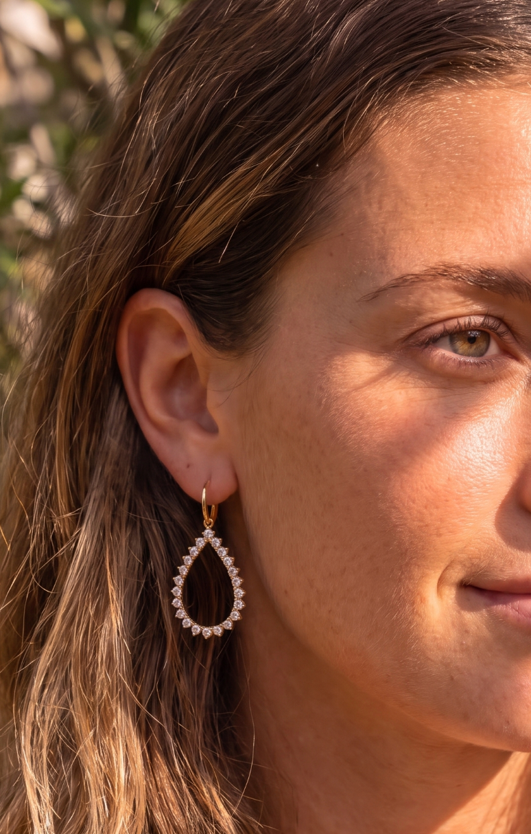 Amilla Earrings White or Emerald stones